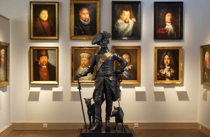 Die Galerie zeigt Porträts aller Kurfürsten, Könige und Kaiser aus der Familie der Hohenzollern.