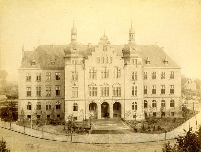 Bildinformation: Oberlandesgerichtsgebäude am Friedrichsplatz in Hamm (heute Theodor-Heuss-Platz), Fotografie, um 1900, Stadtarchiv Hamm