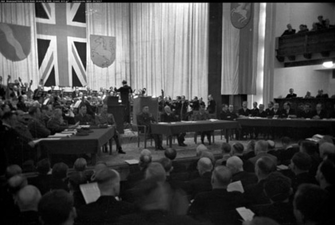 Bildinformation: Eröffnung des Landtags am 2.10.1946 in der Düsseldorfer Oper, LAV NRW R RWB 01440/15, Fotograf: C. A. Stachelscheid.
