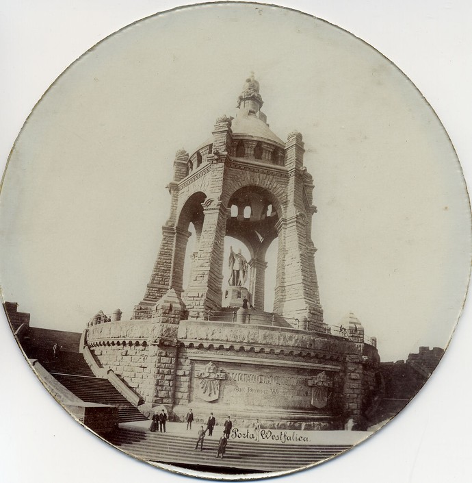 Bildinformation: unbezeichnetes Erinnerungsfoto hinter Glas, um 1900, LWL-Preußenmuseum Minden