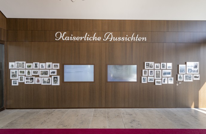 Im Eingangsbereich des LWL-Besucherzentrums zeigt eine Bilderwand Erinnerungsfotos von Besuchern aus verschiedenen Jahrzehnten.