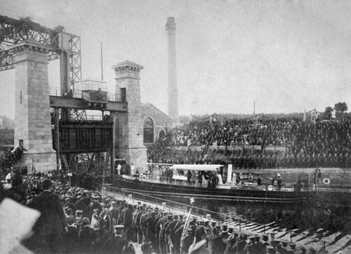 Bildinformation: Foto von der Eröffnung des Schiffshebewerks am 11. August 1899 mit Einfahrt der kaiserlichen Barkasse; LWL-Industriemuseum