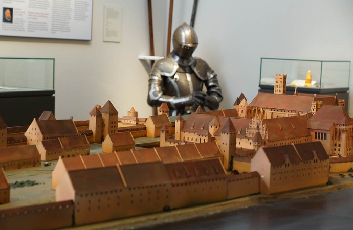 Das Modell zeigt die Marienburg, die im Mittelalter Stammsitz des Deutschen Ordens war.  Seit 1997 ist sie UNESCO-Weltkulturerbe.