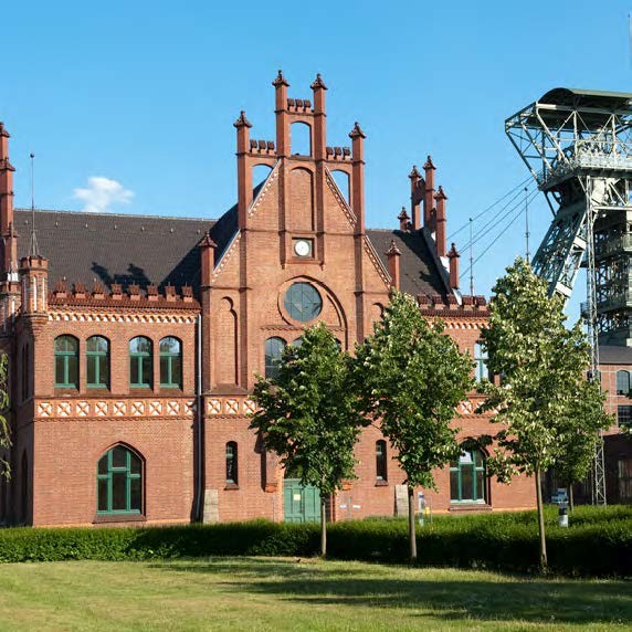 Ehrenhof Zeche Zollern mit historischer Zechenverwaltung