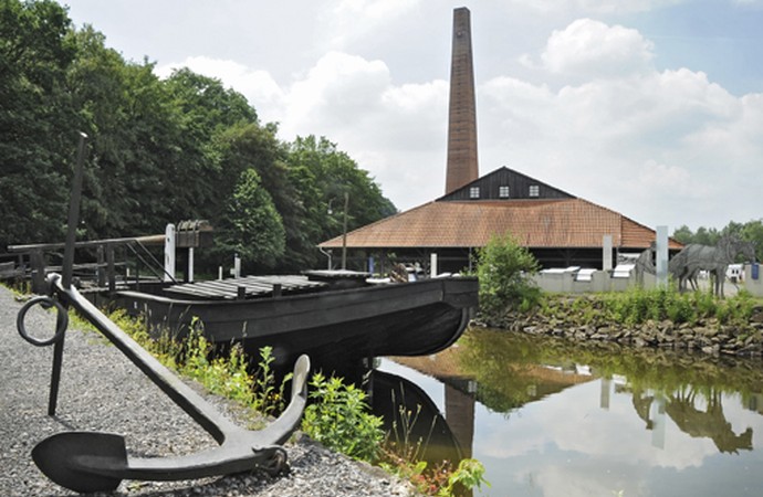 Ein nachgebautes Kohleschiff steht im  Mittelpunkt der Ausstellung zum Thema Ruhrschifffahrt.
