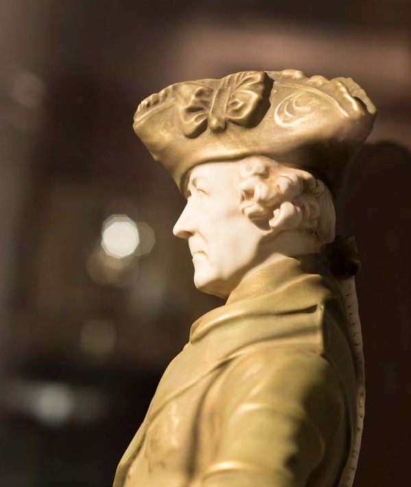 Friedrich II., Statuette aus weißem Porzellan, um 1900